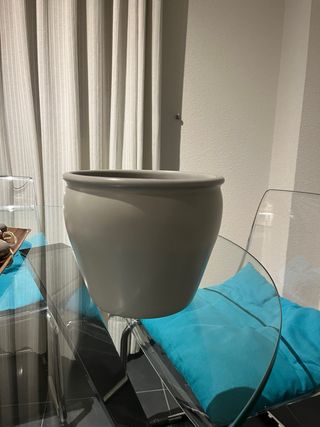 Planta de plástico con maceta blanca