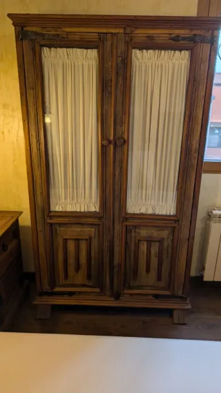 Armario madera vintage con puertas de vidrio