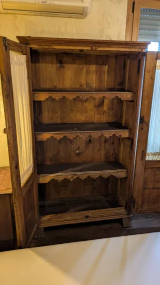 Armario madera vintage con puertas de vidrio