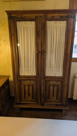 Armario madera vintage con puertas de vidrio