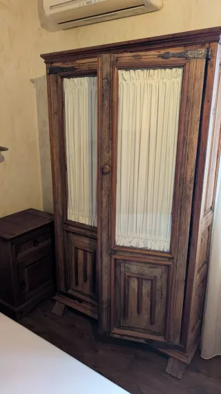Armario madera vintage con puertas de vidrio
