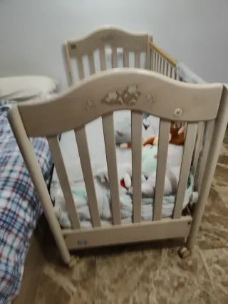 Cuna colecho con colchón.