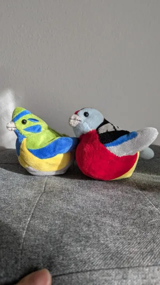 Pupazzi uccellini colorati che cinguettano