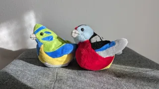 Pupazzi uccellini colorati che cinguettano