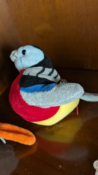 Pupazzi uccellini colorati che cinguettano