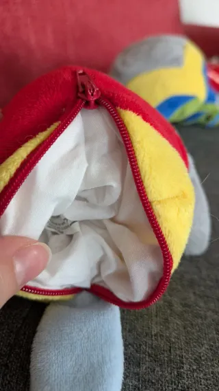 Pupazzi uccellini colorati che cinguettano