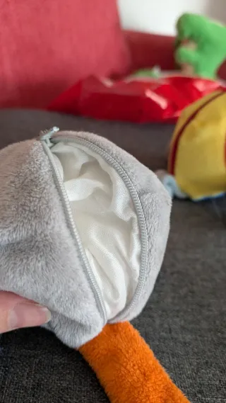 Pupazzi uccellini colorati che cinguettano