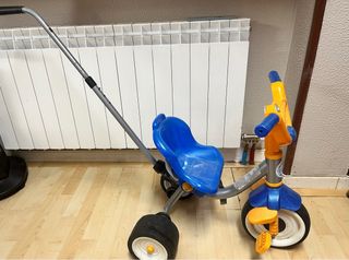 Triciclo infantil azul y naranja con manillar