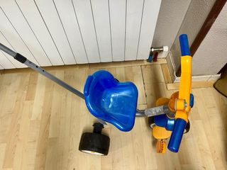 Triciclo infantil azul y naranja con manillar