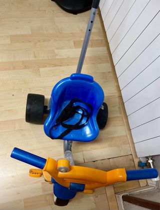 Triciclo infantil azul y naranja con manillar