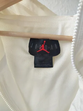 Chaqueta Jordan Blanca y Azul precio negociable