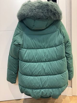Abrigo verde talla M con capucha. nuevo.