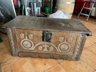 Arca de roble antigua tallada