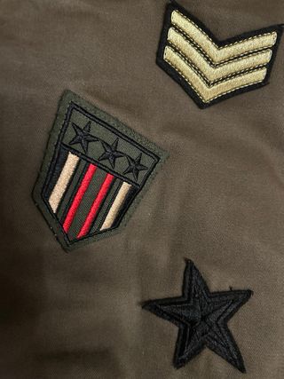 Parka verde militar con parches XS