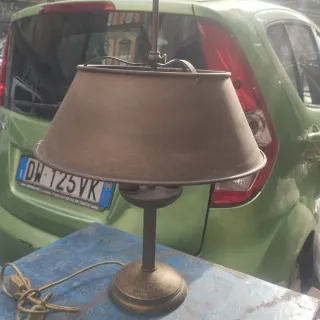 Lampada da tavolo in metallo