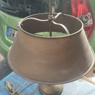 Lampada da tavolo in metallo