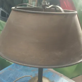 Lampada da tavolo in metallo