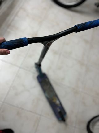 Patinete Scooter Negro con Puños Azules