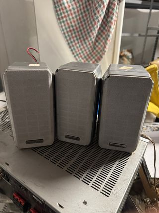 Amplificador Kenwood Plata con tres altavoces