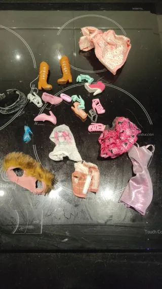 Lotto di 7 bambole Barbie e Bratz + Abbigliamento vario