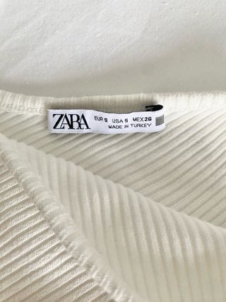 Top blanco de manga larga con hombros descubiertos