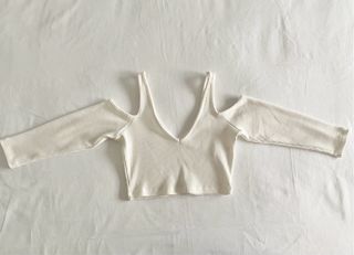 Top blanco de manga larga con hombros descubiertos