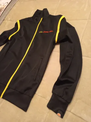 Chaqueta Ellesse Negra y Amarilla
