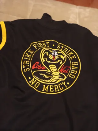 Chaqueta Ellesse Negra y Amarilla