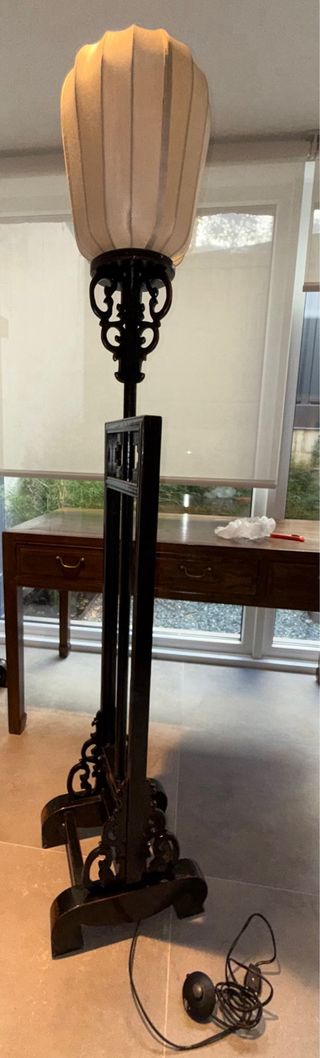Lámpara de pie en madera y pantalla en seda
