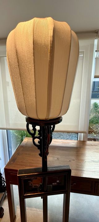 Lámpara de pie en madera y pantalla en seda