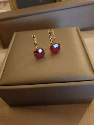 Pendientes dorados con piedra roja