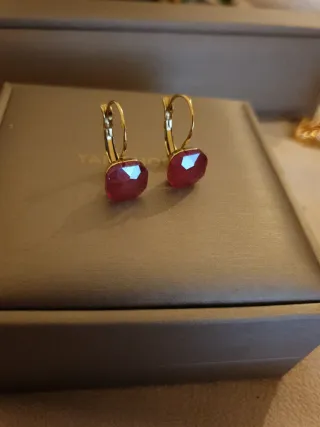 Pendientes dorados con piedra roja