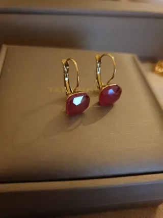 Pendientes dorados con piedra roja