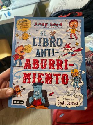 El libro antiaburrimiento: Ilustrado por Scott ...