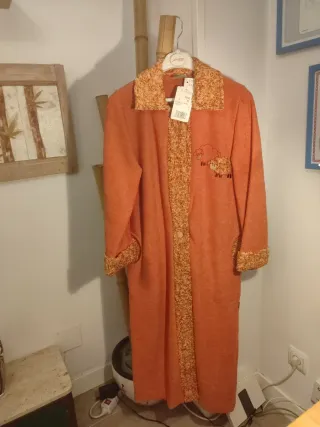 Bata naranja con bordado de ovejas