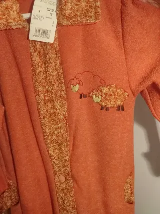 Bata naranja con bordado de ovejas