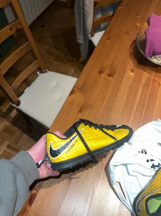 Botas de fútbol Nike amarillas y negras