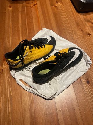 Botas de fútbol Nike amarillas y negras