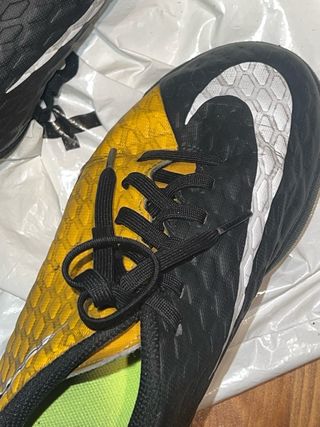 Botas de fútbol Nike amarillas y negras
