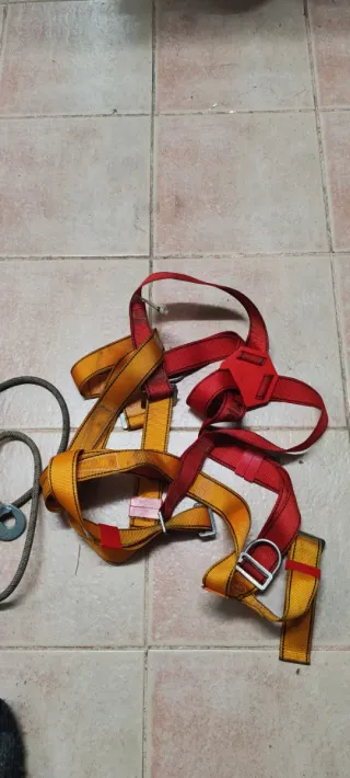 Arnés de seguridad rojo y amarillo
