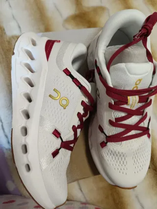 Zapatillas On Cloud Mujer Blancas Rojas