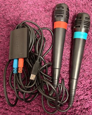 PlayStation 2 con giochi e accessori