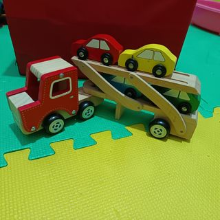 Camion de madera con coches
