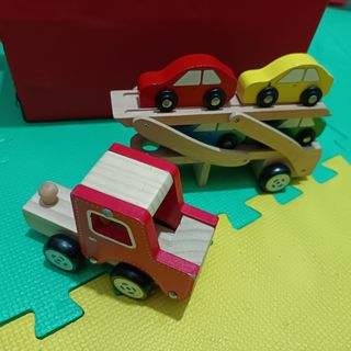 Camion de madera con coches