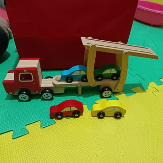 Camion de madera con coches