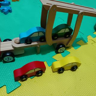 Camion de madera con coches