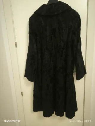 Elegante abrigo de Astracán negro