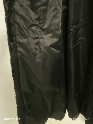 Elegante abrigo de Astracán negro