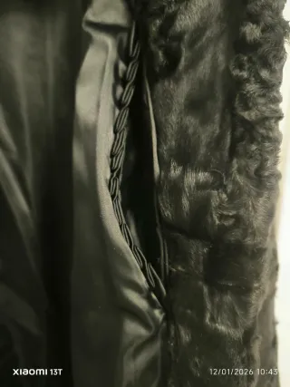 Elegante abrigo de Astracán negro