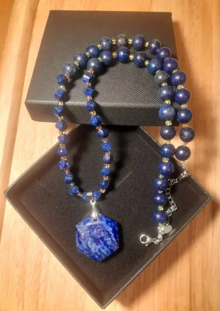 Collar y colgante de lapislázuli
